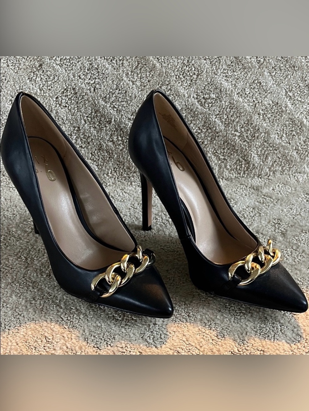 Mix No. 6 Black Pointed Pumps with Gold Chain